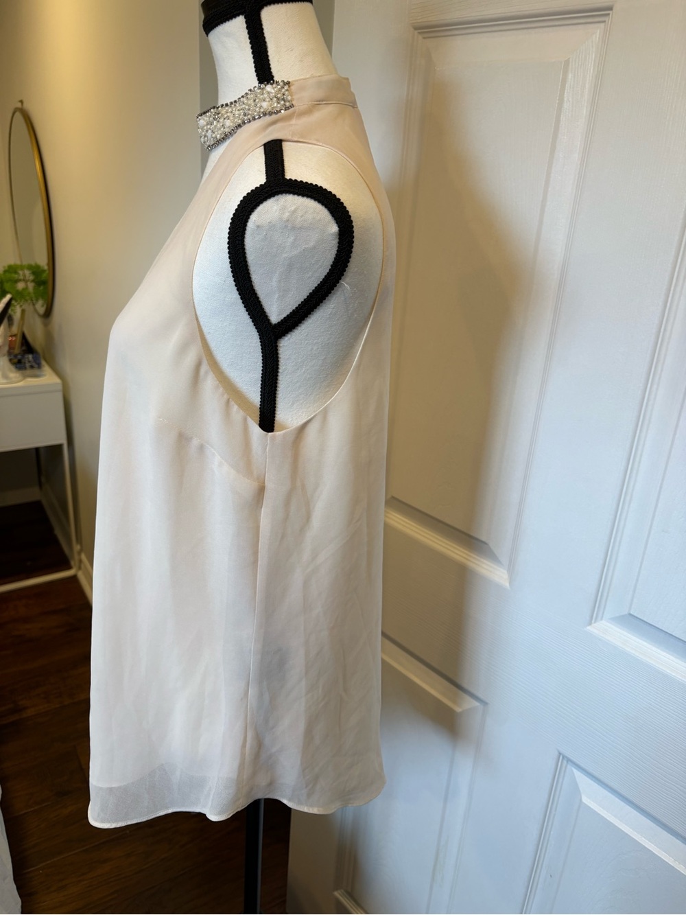 🌷Le Chateau Ivory Pearl Beaded Sleeveless Blouse Size M Formal 3/$30 - Picture 3 of 8